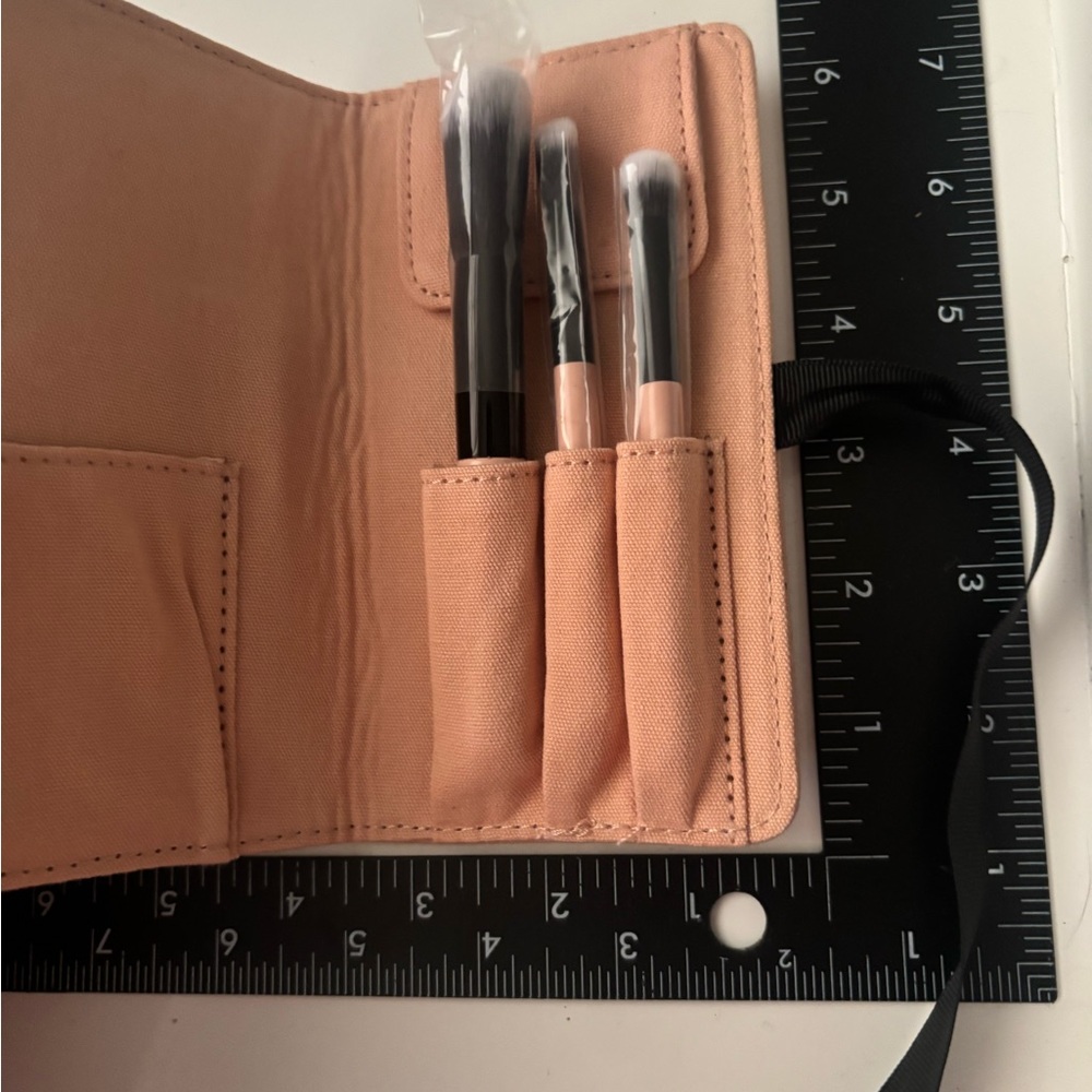 GUCCI Beauty Travel Gift Set Lot – Pouch, Comb, Brush, Pink - Picture 8 of 8